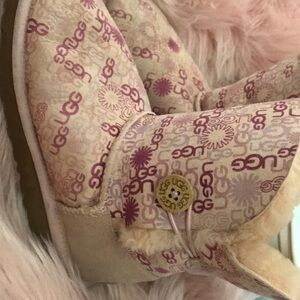 Pink Ugg boots 5     fit size6 size 6.5/ 23.5cm